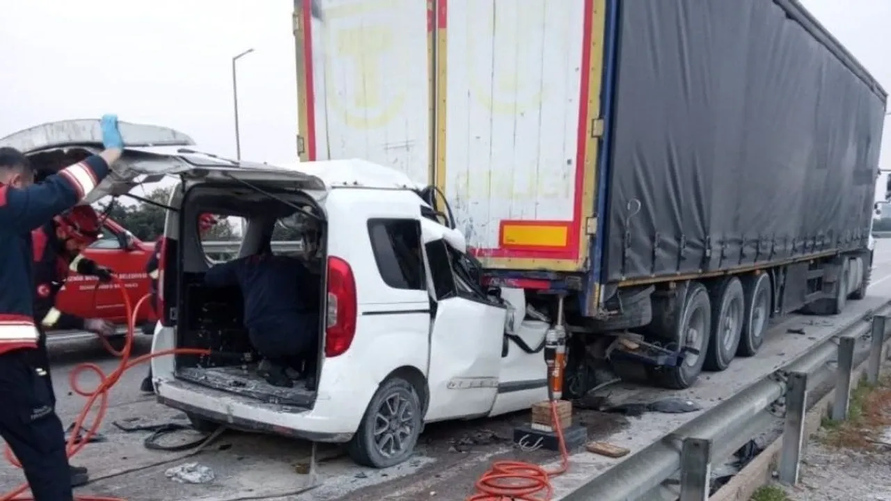 İzmir Trafik Kazası Tıra Çarpan Otomobil Sürücüsü Oğuzhan Kaya Hayatını Kaybetti