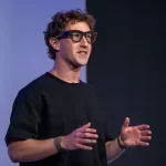 Mark Zuckerberg 800 dolarlık Meta gözlüklerini takarak jet ski üzerinde iş görüşmeleri yapıyor