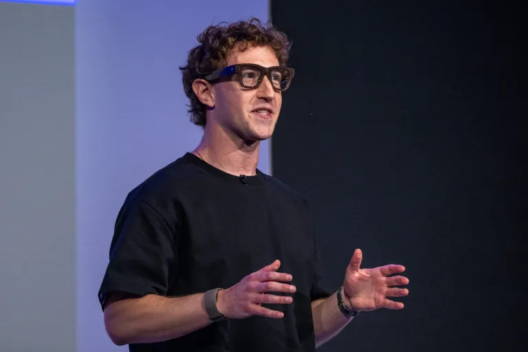 Mark Zuckerberg 800 dolarlık Meta gözlüklerini takarak jet ski üzerinde iş görüşmeleri yapıyor